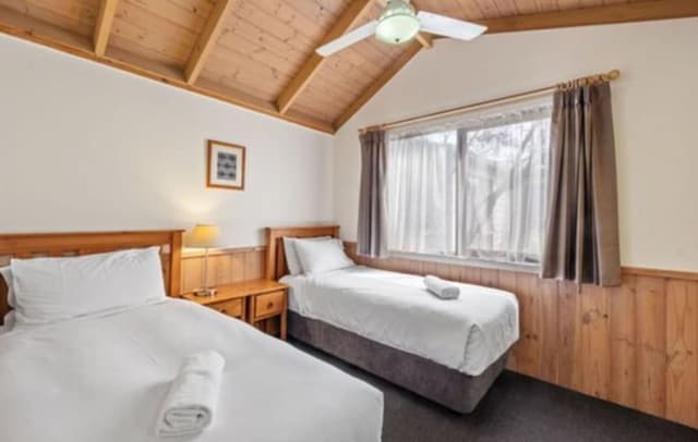 Superior 2 Bedroom Cabin - Sleeps 4