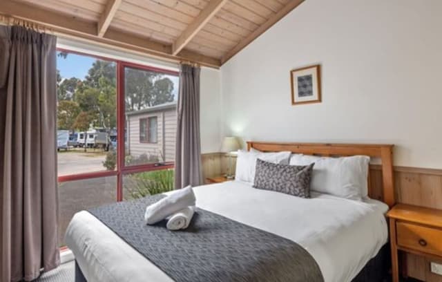 Superior 2 Bedroom Cabin - Sleeps 4