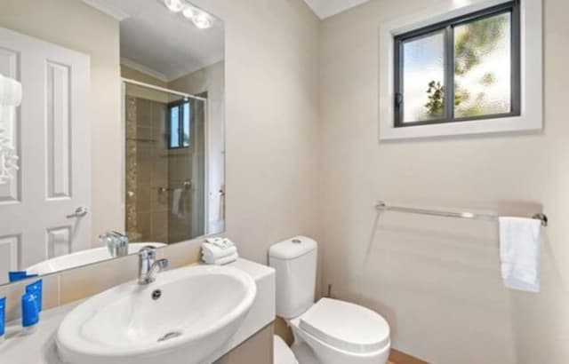 Deluxe 2 Bedroom Cabin - Sleeps 6