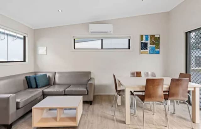 Deluxe 2 Bedroom Cabin - Sleeps 6