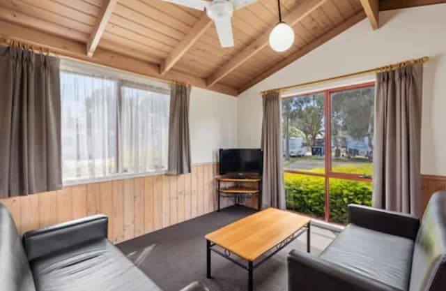Superior 2 Bedroom Cabin - Sleeps 4