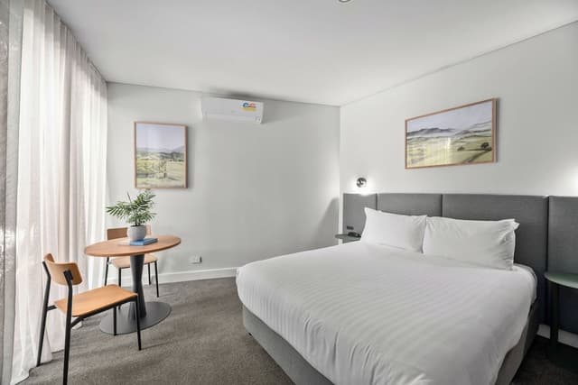 Premier Two Bedroom Suite Free WIFI and parking