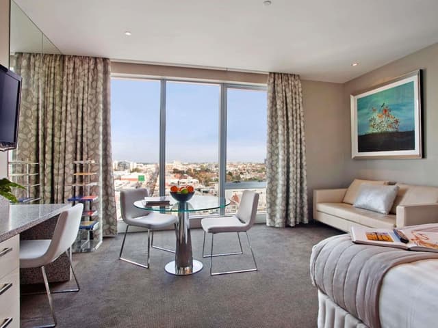 Deluxe Studio, 1 Queen Bed (Deluxe Studio Suite)