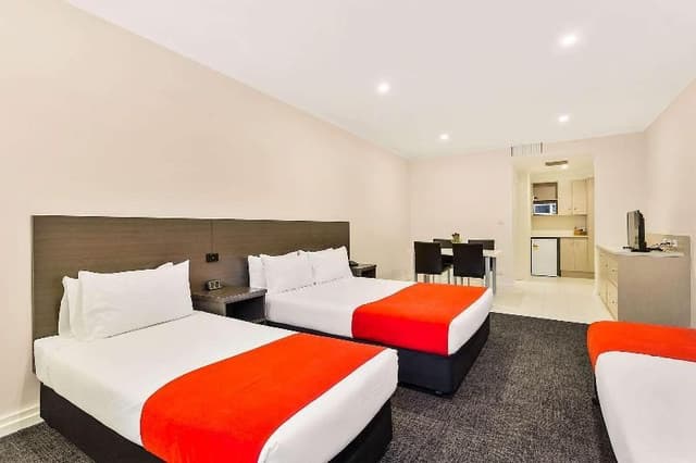 1 Queen Bed, 2 Single Beds, Nonsmoking, Upgrade