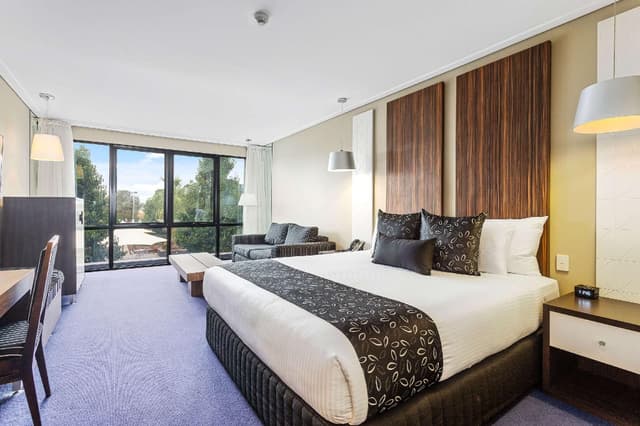 1 King Bed, Nonsmoking