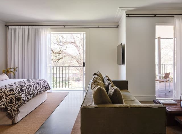 Balcony Sunset Suite - Breakfast, Wifi & Parking Included