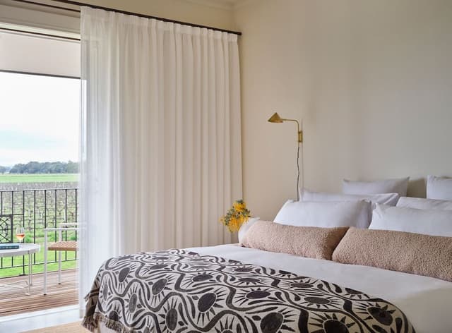 Superior Balcony Sunrise - Breakfast, WiFi & Parking Included