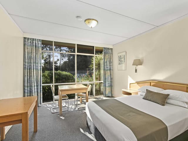 Deluxe Queen Room with Pool View - Non-Smoking