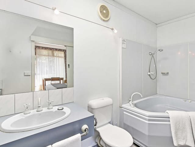 Deluxe Queen Room with Pool View - Non-Smoking