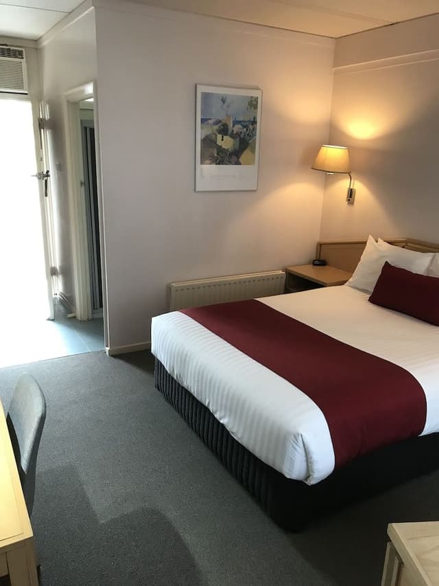 Deluxe Queen Room with Pool View - Non-Smoking