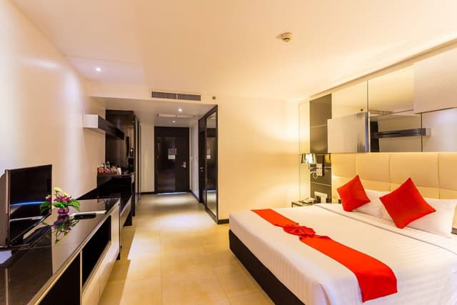 Executive Double Room, 1 King Bed, Pool View (Grand Deluxe King)