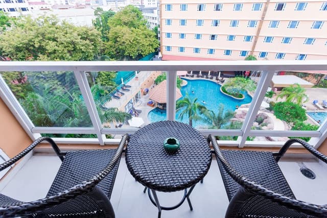 Executive Double Room, 1 King Bed, Pool View (Grand Deluxe King)