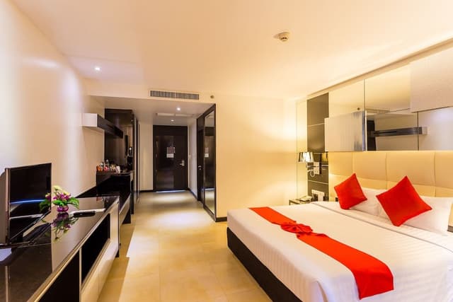 Executive Double Room, 1 King Bed, Pool View (Grand Deluxe King)