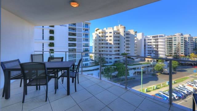 2 Bedroom Apartment w Queen and King Bed