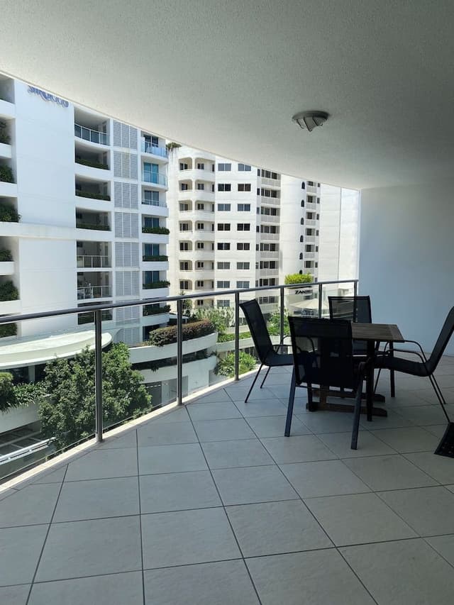 2 Bedroom Apartment w Queen and King Bed