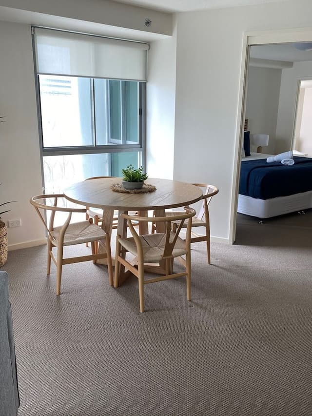 2 Bedroom Apartment w Queen and King Bed