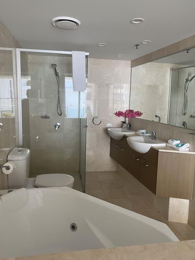 2 Bedroom Apartment w Queen and King Bed