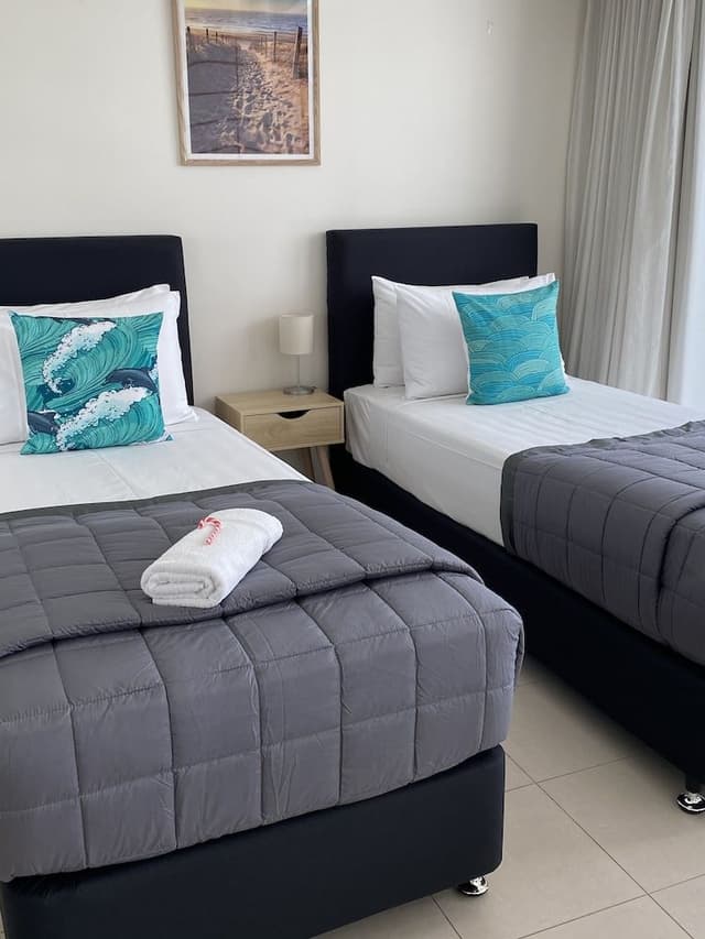 2 Bedroom Apartment w Queen and King Bed