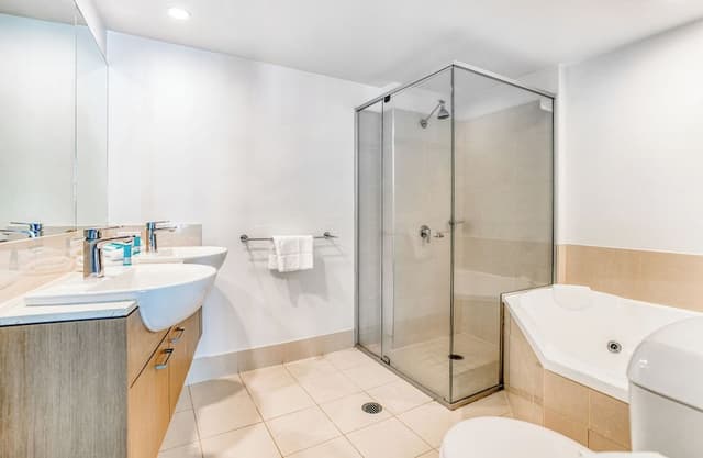 2 Bedroom Apartment w Queen and King Bed