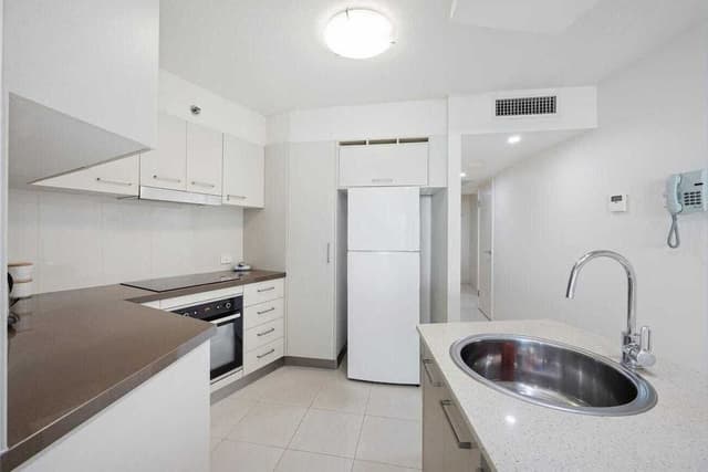 2 Bedroom Apartment w Queen and King Bed