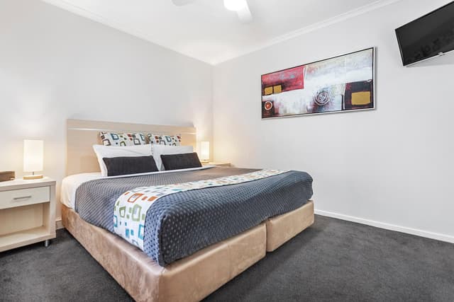 1-Bedroom Deluxe Apartment with Walk-In Shower
