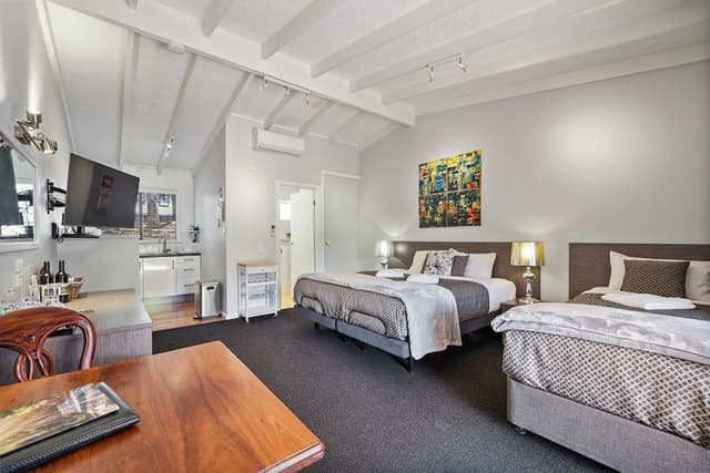 Panoramic Studio Suite, Multiple Beds, Kitchen, Garden View