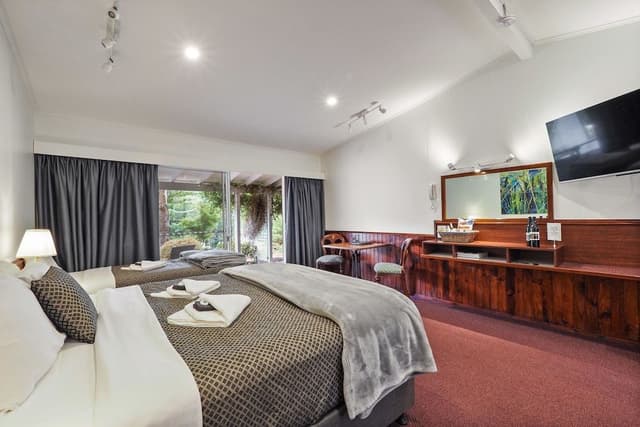 Panoramic Studio Suite, Multiple Beds, Kitchen, Garden View