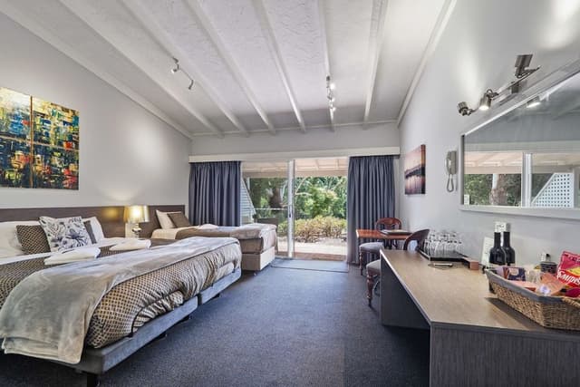 Panoramic Studio Suite, Multiple Beds, Kitchen, Garden View