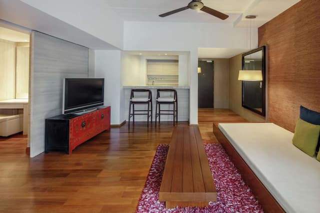 KING PREMIUM SUITE POOL ACCESS