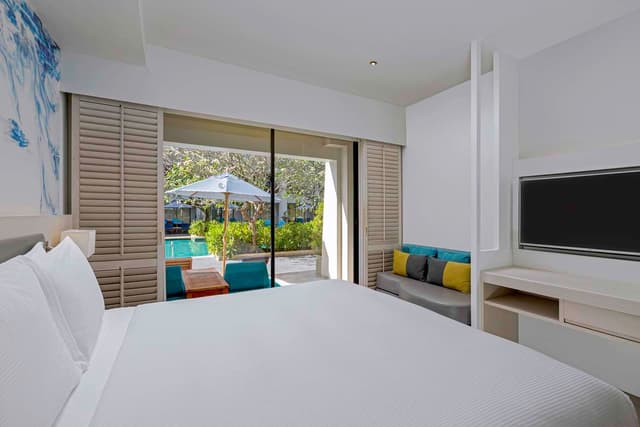 KING DELUXE ROOM POOL SIDE
