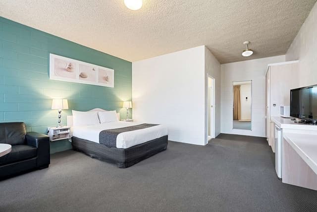 Deluxe Queen Suite