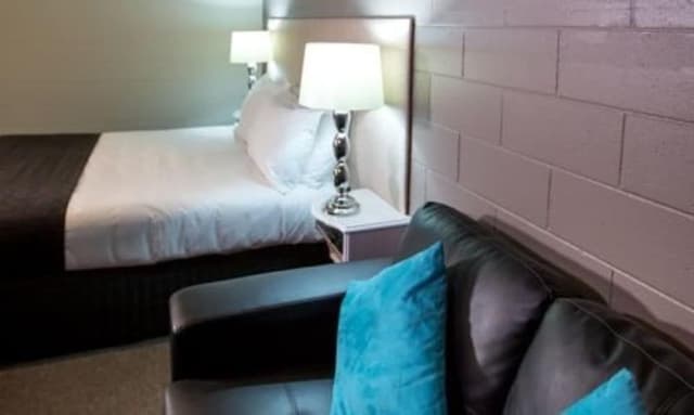 Deluxe Queen Suite