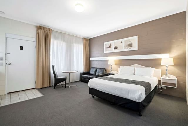 Deluxe Queen Suite
