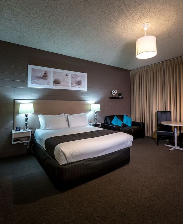 Deluxe Queen Suite