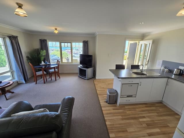 Premium Apartment, 1 King Bed, Bay View, Beachside