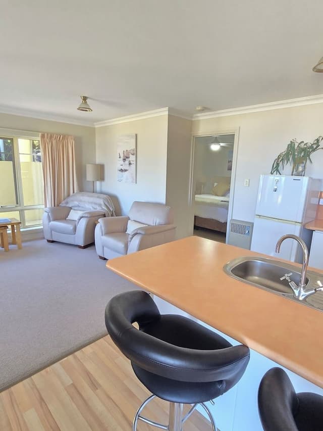 Premium Apartment, 1 King Bed, Bay View, Beachside