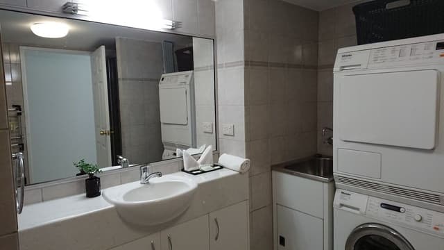 Riverfront View, 2 Bedrooms 2 Bathrooms Apartment with Balcony (2 Nights)