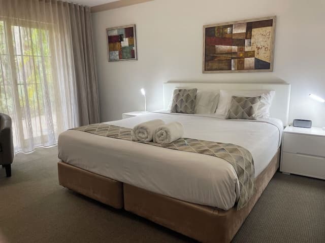 Executive King Spa Courtyard