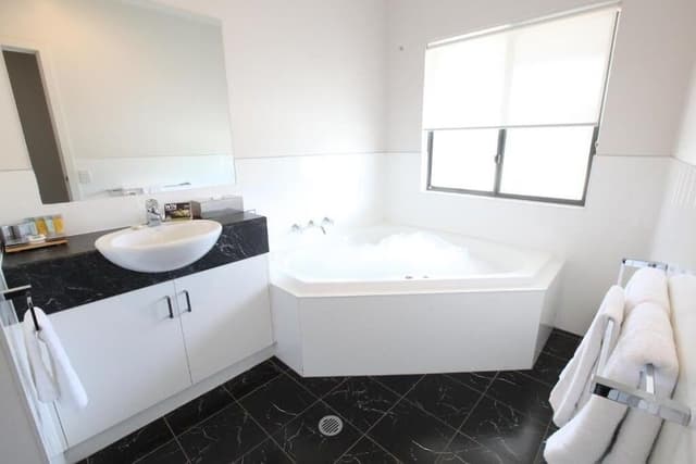 Two Bedroom Apartment with Spa Bath