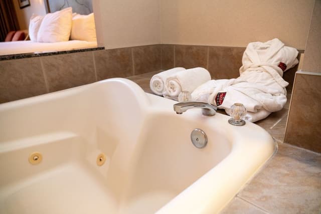 Suite, 1 King Bed, Jetted Tub