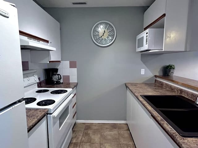 Three-Bedroom Apartment 106, No air conditioning