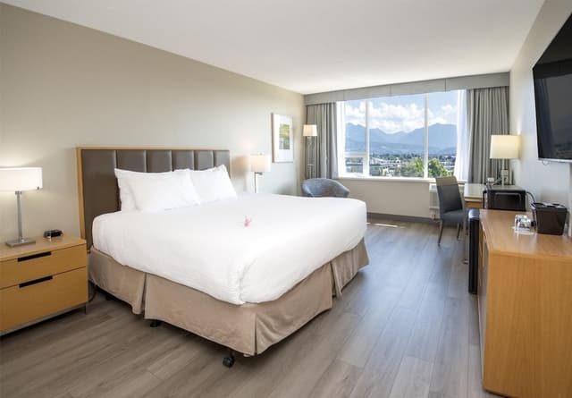 Room, 1 King Bed, Lake View (Coast King with Pond View)