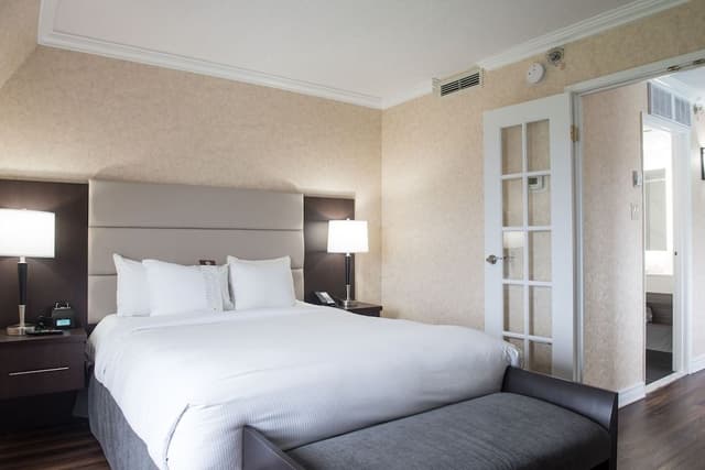 Suite, 1 Queen Bed with Sofa bed, Non Smoking