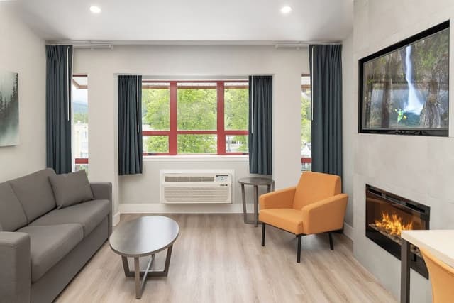 Junior Suite, 1 King Bed with Sofa bed, Mountain View