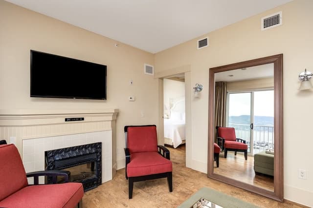 Luxury Suite, 1 King Bed, Lake View