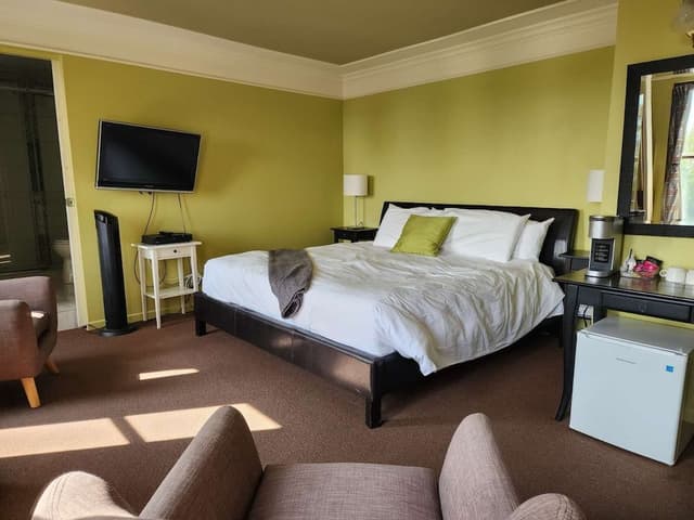 Comfort Room, River View