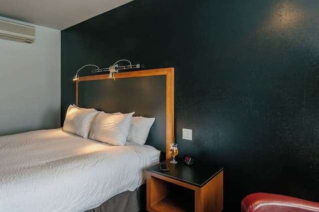 Comfort Room, City View