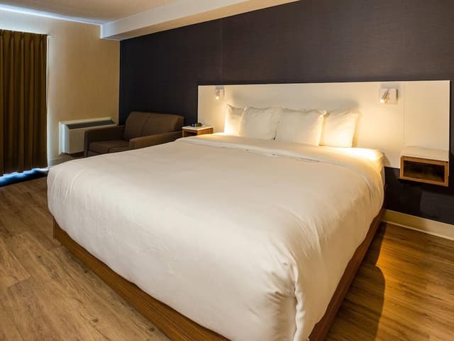 Room 1 King Bed, 1st Floor