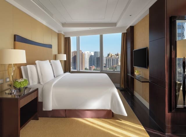 Ambassador King Suite, City View