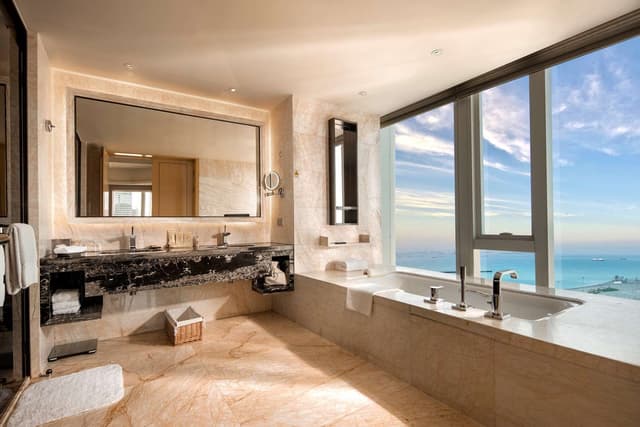 1 KING HARBOR SUITE WITH LOUNGE ACCESS